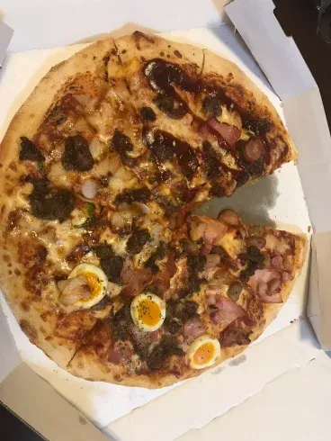 何も始まっても終わっても無いのに頼んだ豪華なピザ